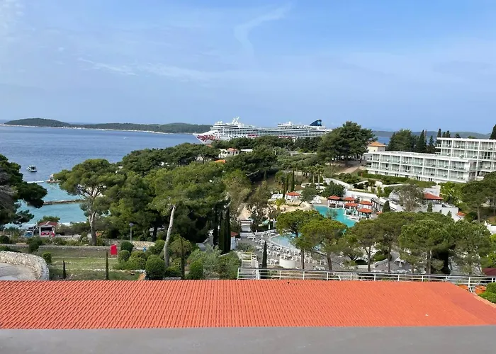 Dinka アパート フヴァル