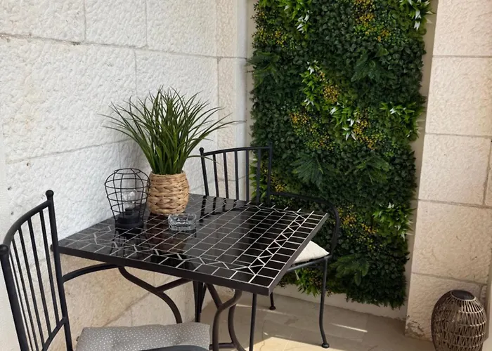 Dinka アパート フヴァル