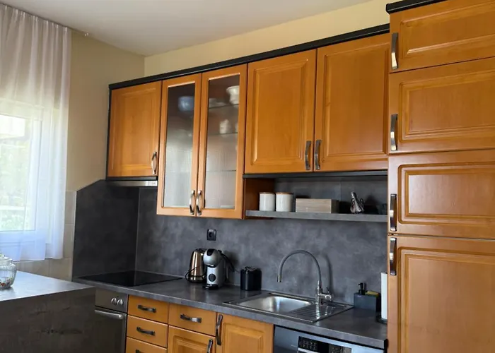 Dinka アパート フヴァル