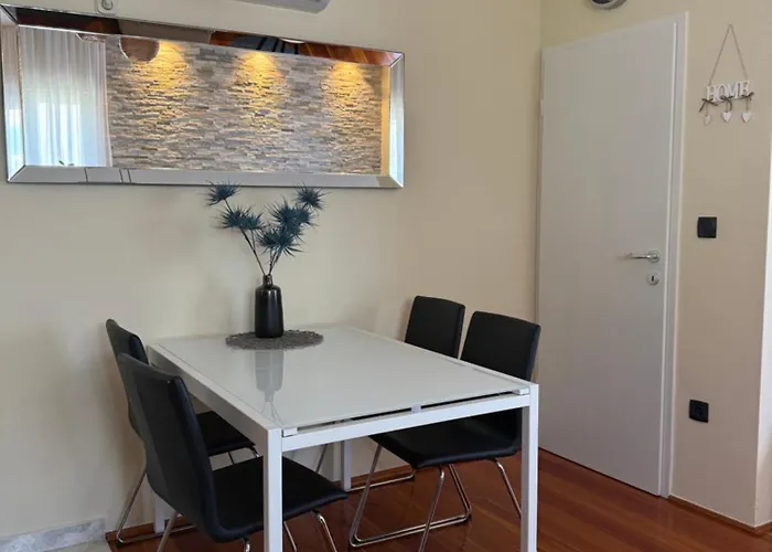 Dinka アパート フヴァル